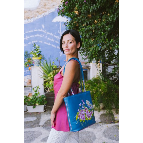 Borsa azzurra con fiori e farfalla 