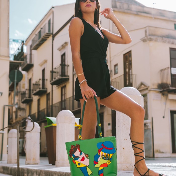 Borsa verde con coppia pop
